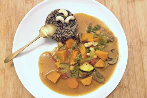 Cremiges Quinoa-Curry mit buntem Gemüse und Süßkartoffeln