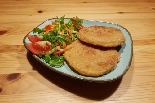 Vegane Kohlrabischnitzel mit Salat Rezept - FIT FOR FUN