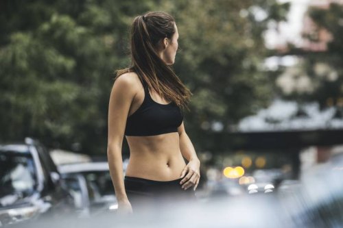 Fitnesstrainerin rät: Mit fünf Übungen wirst du Bauchfett los - FIT FOR FUN