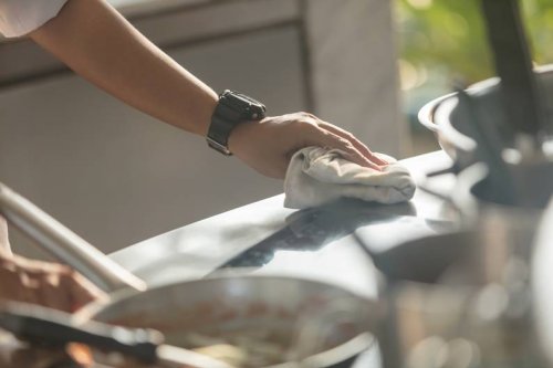 Küche putzen: Eine Sache solltest du immer auf Küchenschränke legen - FIT FOR FUN