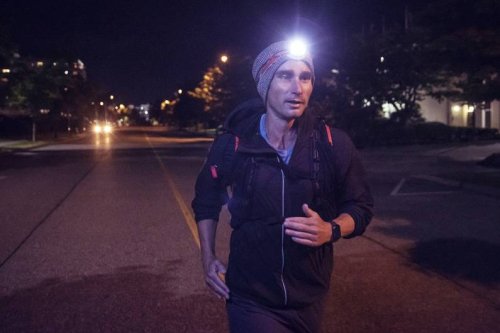 Laufen mit Licht Mit Stirnlampe Joggen: Sicher und effektiv in der Dunkelheit