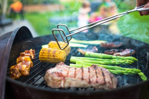 Cleverer Trick: So bleibt weder Fleisch noch Gemüse am Grillrost kleben - FIT FOR FUN