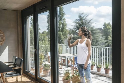 Ungewöhnlicher Trick: Ein Hausmittel macht die Fenster super sauber