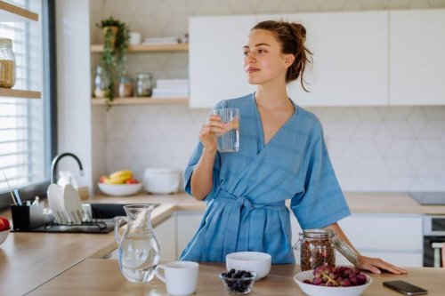 Für einen besseren Stoffwechsel: Fünf Gründe, morgens ein Glas Wasser zu trinken - FIT FOR FUN