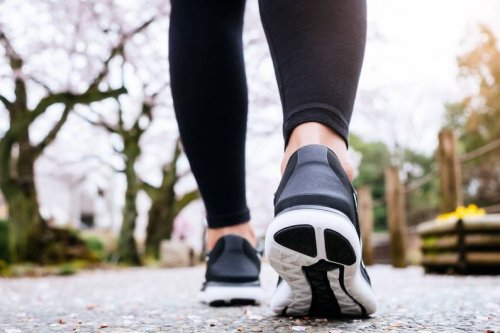 Spaziergang statt Workout: Wie viele Kalorien verbrennt man beim Gehen wirklich? - FIT FOR FUN