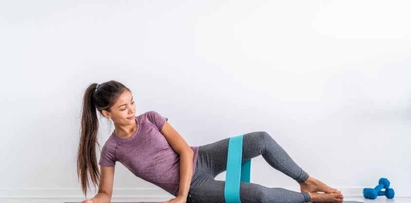 This Clamshell Exercise Works The Outer Thighs and Your Glutes