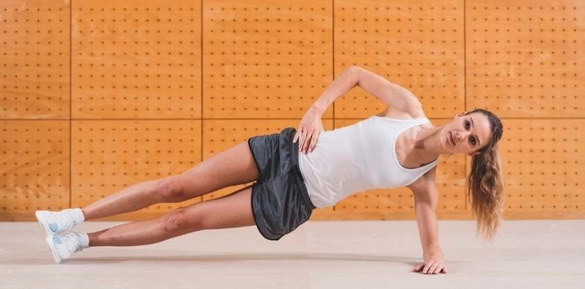 How to Do a Side Plank With Proper Form + Common Mistakes to Avoid