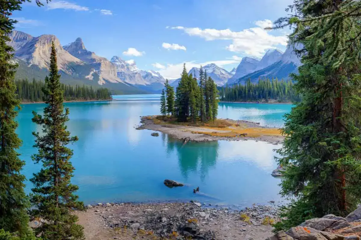 29 Most Stunning Lakes in Canada + More Beautiful Canada 