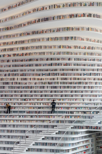 Cada libro es la historia de sus lectores. Un libro existe de manera única en cada lectura, en cada lector. Mil lectores de un mismo libro, son mil libros diferentes, mil historias diferentes, millones de pensamientos en la imaginación de los lectores.