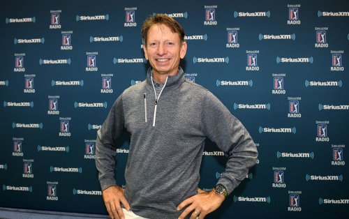 Golf fans majorly distracted by announcer's mysterious eye injury live on air