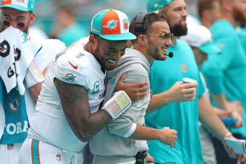 Photo of Mike McDaniel as Broncos ball boy resurfaces as Dolphins trounce Denver