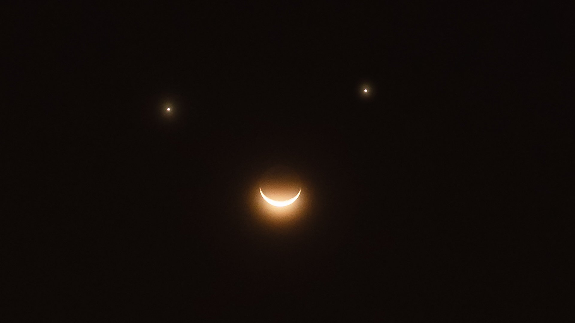 Space: How to see the cosmic 'smiley face' on April 25