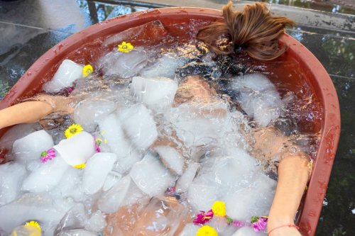 Here's What Cold Plunging Does to Your Body