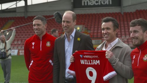 Prince William poses as Wrexham AFC's new number nine