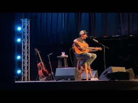 Crowd erupts as Aaron Lewis takes a shot at Bruce Springsteen in new song