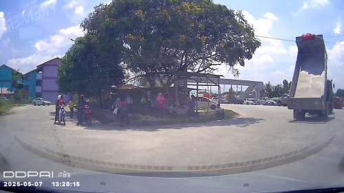 Malaysia: Clumsy trucker leaves trailer raised and tears down phone lines