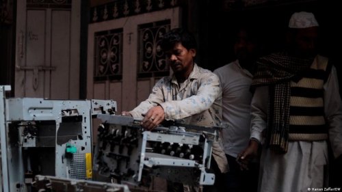 Workers recycling India's e-waste underpaid, unprotected