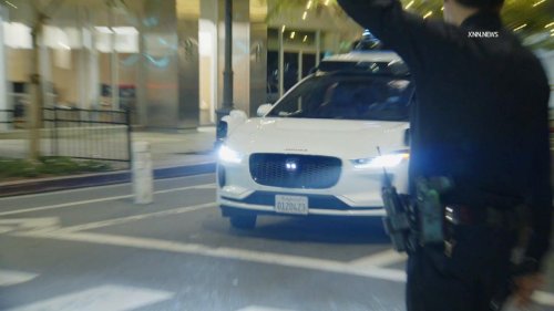 US, Los Angeles: Downtown Los Angeles Waymo Gets Stuck in Crime Scene