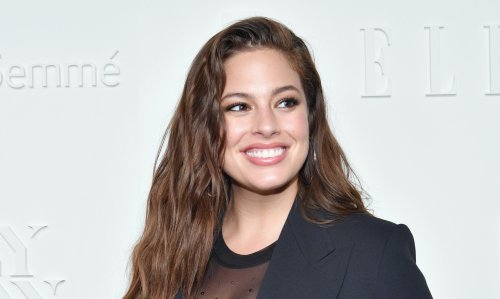Pregnant model Ashley Graham shows off empowering nude baby bump