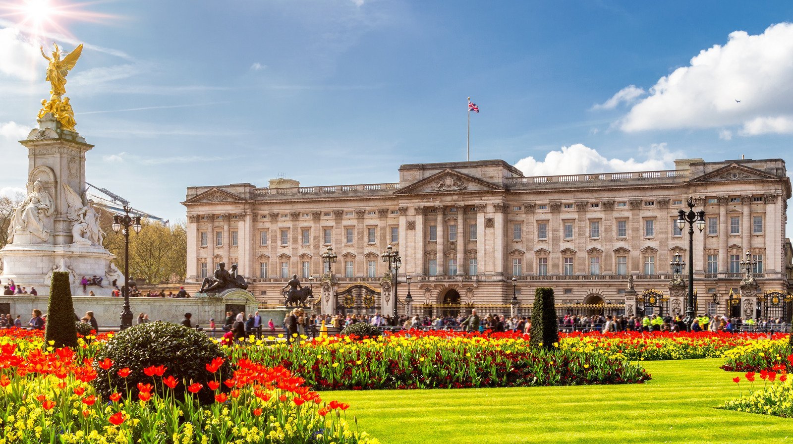 This Is Who Lived In Buckingham Palace Before The Royal Family Bought ...