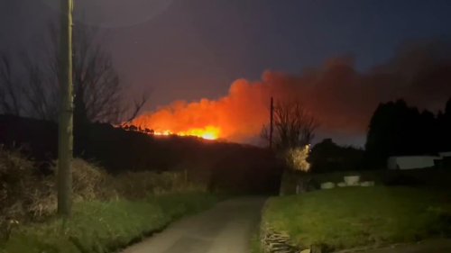 UK: Huge Mountain Fire Breaks out in Swansea, Wales
