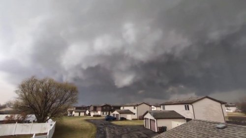 US: Giant Cloud Swirls Over Illinois in Tornado Attempt