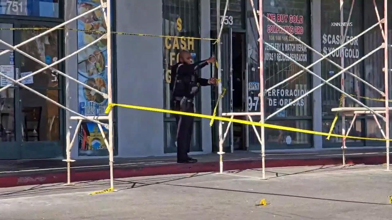 US, Los Angeles: Pomona Possible Armed Robbery Involves Shots Fired at Jewelry Store.