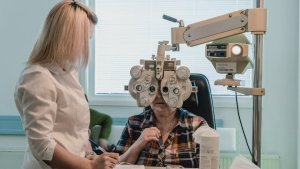New 'Smart' Contact Lens Can Treat Eye Disease
