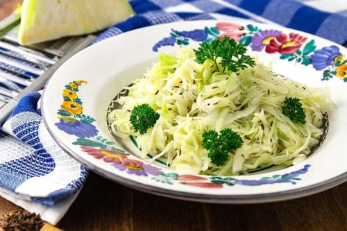 10 Krautsalat-Rezepte mit denen Du jede Grillfete rockst
