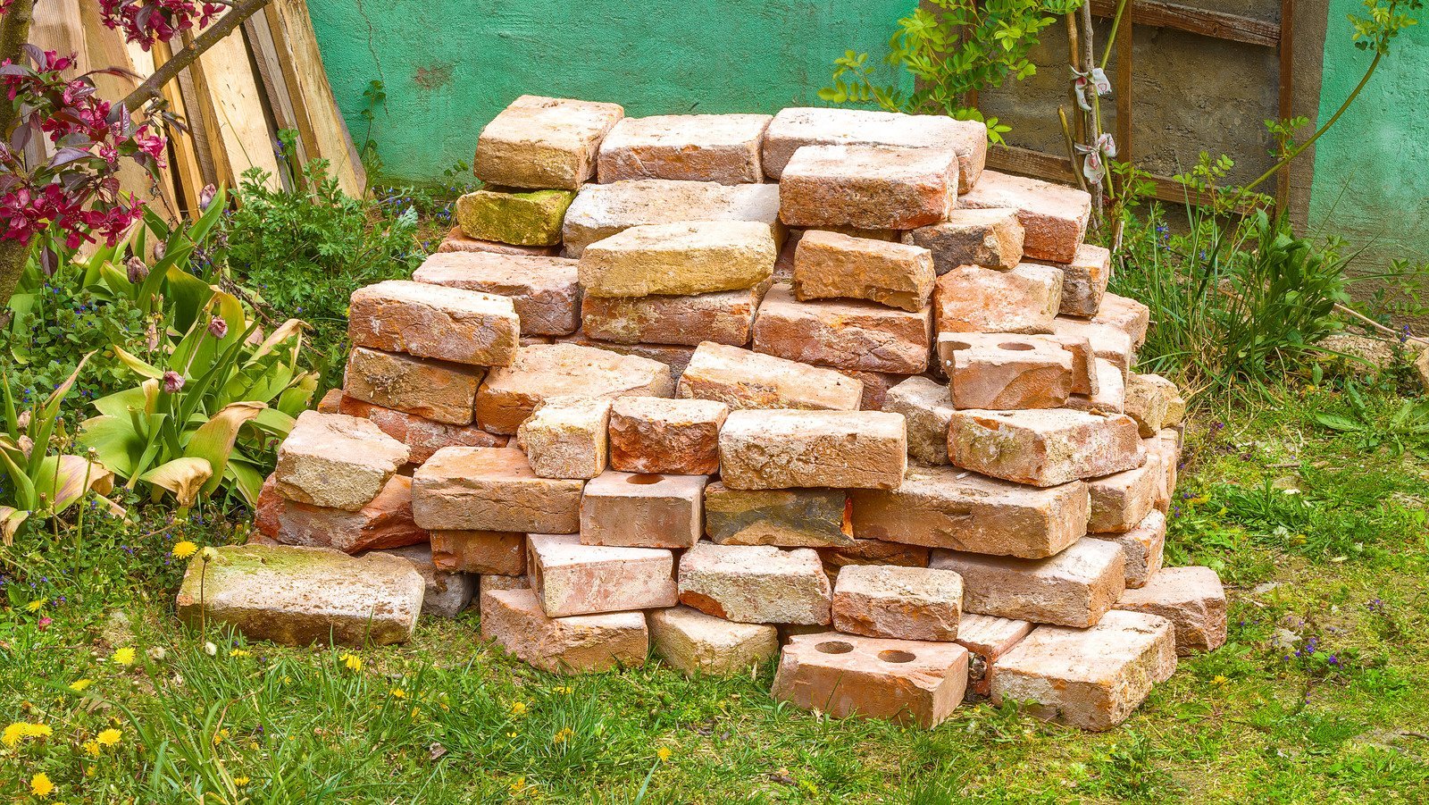 The Adorable Garden Decor You Can DIY With Leftover Bricks