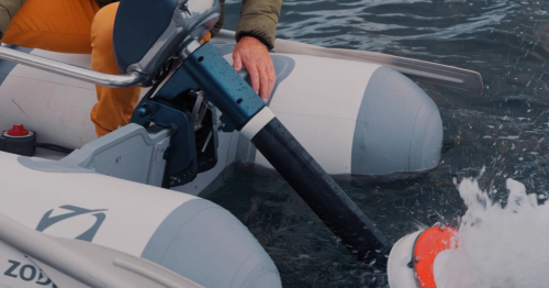 Biomimetic electric outboard ditches propeller for fin-driven thrust