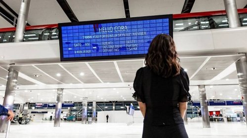 New Delta airport screen shows personalised flight info to dozens of travellers at once using AI
