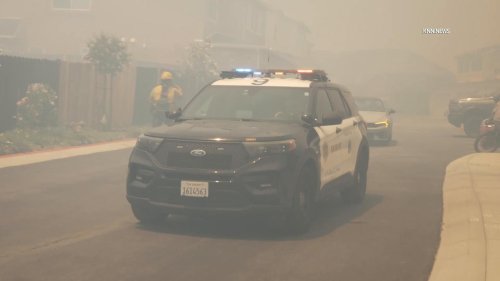 US, Los Angeles: Santa Clarita Pointe Fire Threatens Veterans Community.