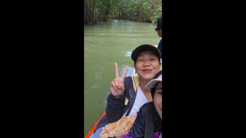 Philippines: Huge crocodile appears alongside ferry as teachers travel home