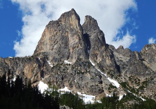 Tragic anchor accident in Washington leaves three climbers dead 