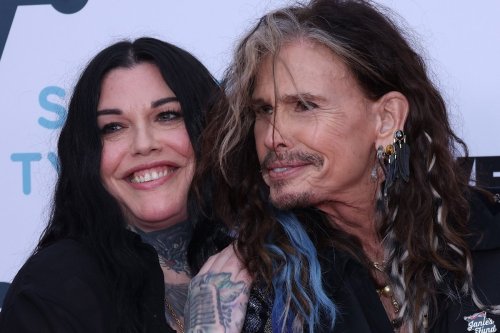 Why does Steven Tyler put a scarf on his mic? His daughter reveals all 