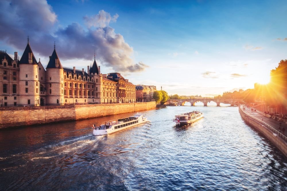   Discover the Enchanting Charm of France With These Must-See Cities! 🌍