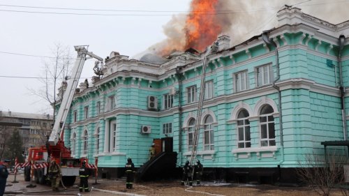 Russian doctors complete open-heart surgery as tsarist-era hospital burns