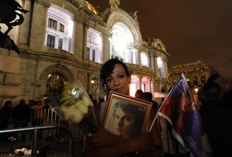 Fans siguen llegando a Bellas Artes para adiós a Juan Gabriel