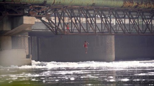 Children dive for coins in India's toxic rivers