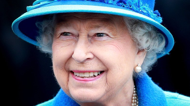 Foods That The Queen Forbids The Royal Family From Eating  