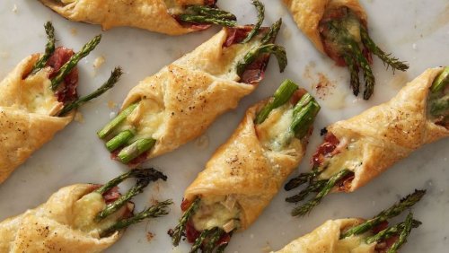 Brie, Asparagus & Prosciutto Pastry Bundles Are The Easiest Easter App