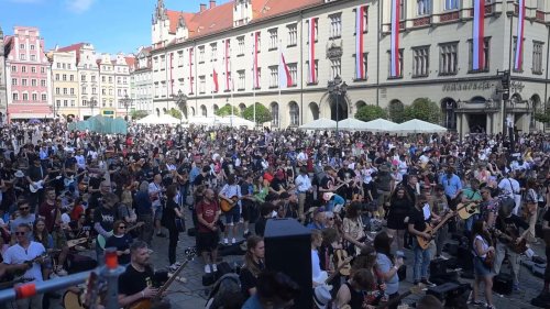 Poland: Wroclaw breaks guitar world record with 8,122 musicians playing 'Hey Joe'