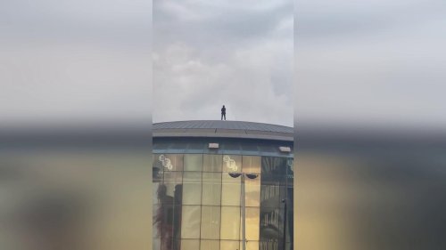 UK: Tom Cruise Shocks London With Daring Rooftop Stunt On BFI Imax Cinema