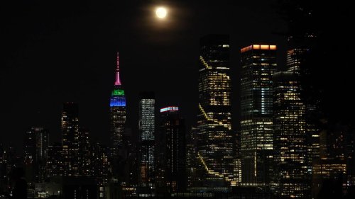 US: Full Flower Moon Rises in New York City