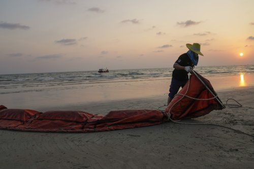 Thailand oil slick expected to hit coast, national park