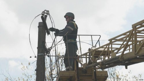 Kharkiv: Frontline electricians risk lives repairing power