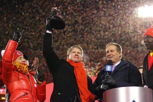 How did the owner of the Kansas City Chiefs, Clark Hunt, get his wealth? 