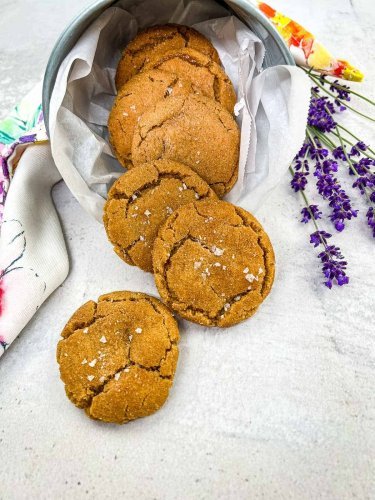 AMAZING DESSERTS & OTHER INDULGENT RECIPES - cover
