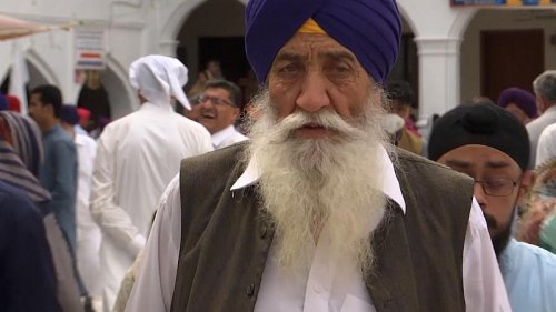 Hundreds of Sikh pilgrims converge in northwest Pakistan